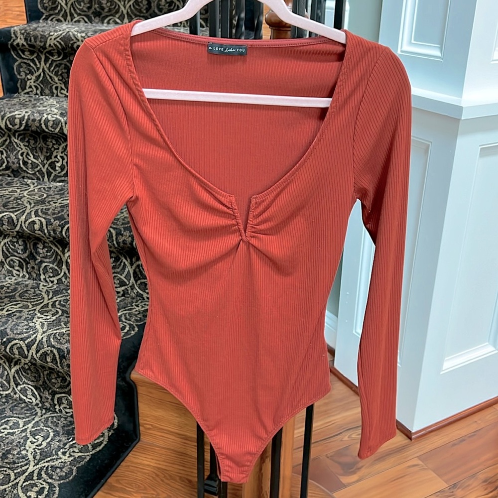 💜South Moon Under brand rust/burnt orange colored ribbed long sleeve bodysuit